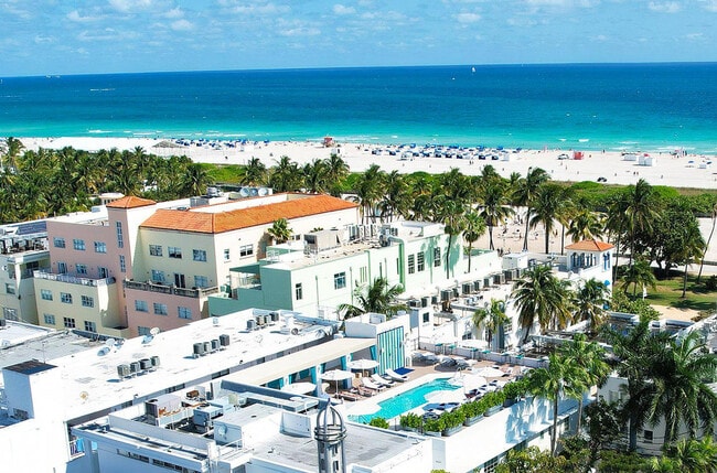 834 Ocean Dr in Miami Beach, FL - Building Photo - Building Photo
