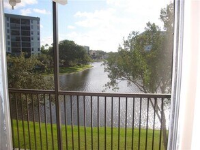 2226 N Cypress Bend Dr in Pompano Beach, FL - Building Photo - Building Photo