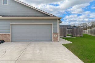 619-621 N Grandstone St in Kechi, KS - Building Photo