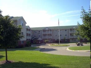 Covington Woods 55+ Living in Lansing, MI - Foto de edificio - Building Photo