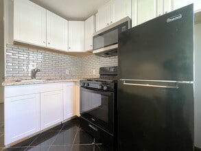 8822 Tyrone Ave in Los Angeles, CA - Building Photo - Building Photo