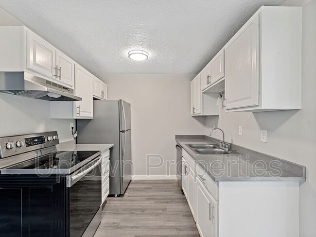 property at 6834 N Richmond Ave