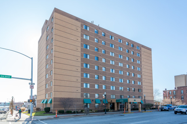 Lend a Hand Apartments in Davenport, IA - Building Photo - Building Photo