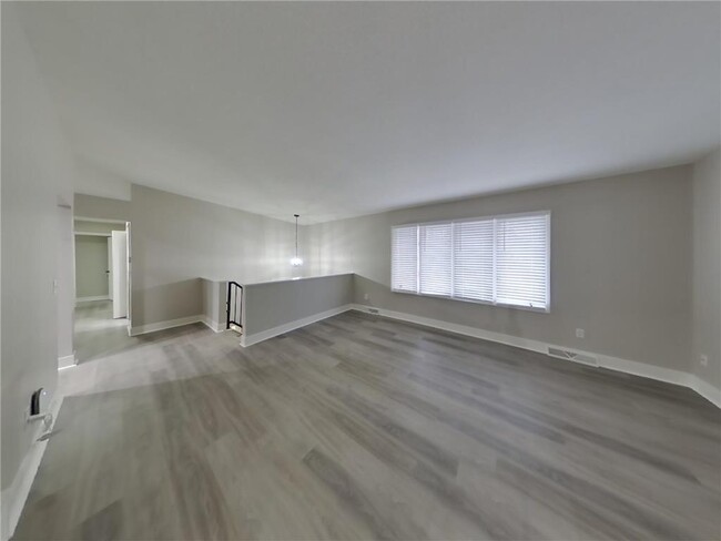 12421 Kennelly Rd in Burnsville, MN - Foto de edificio - Building Photo