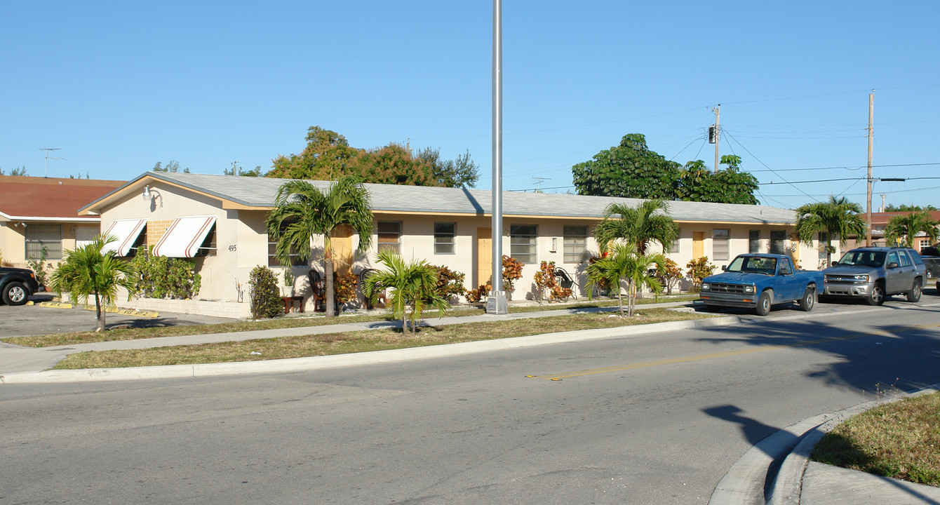 495 E 26th St in Hialeah, FL - Building Photo