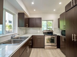 330 SW 27th Rd in Miami, FL - Foto de edificio - Building Photo