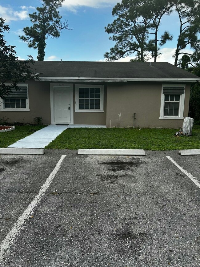 2225 Laura Ln in West Palm Beach, FL - Building Photo - Building Photo