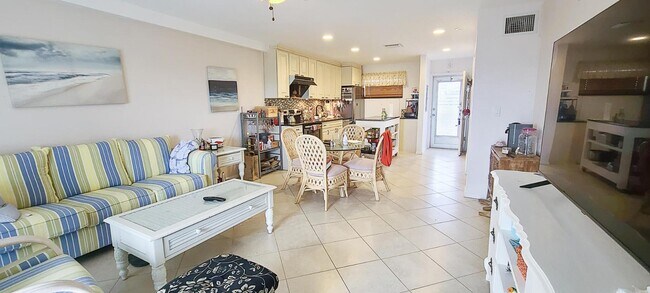 2724 Garden Dr S, Unit 310 in Lake Worth Beach, FL - Building Photo - Building Photo