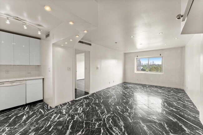 2285 Peachtree Rd NE in Atlanta, GA - Building Photo - Building Photo