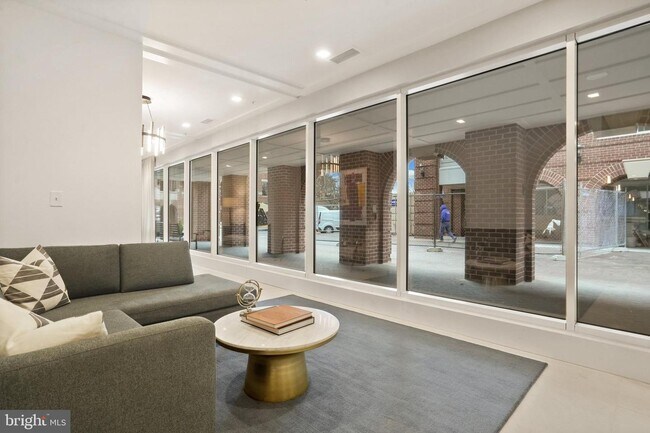 635 Slaters Ln-Unit -210 in Alexandria, VA - Building Photo - Building Photo