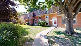 1308 Commissioners Rd W in London, ON - Building Photo