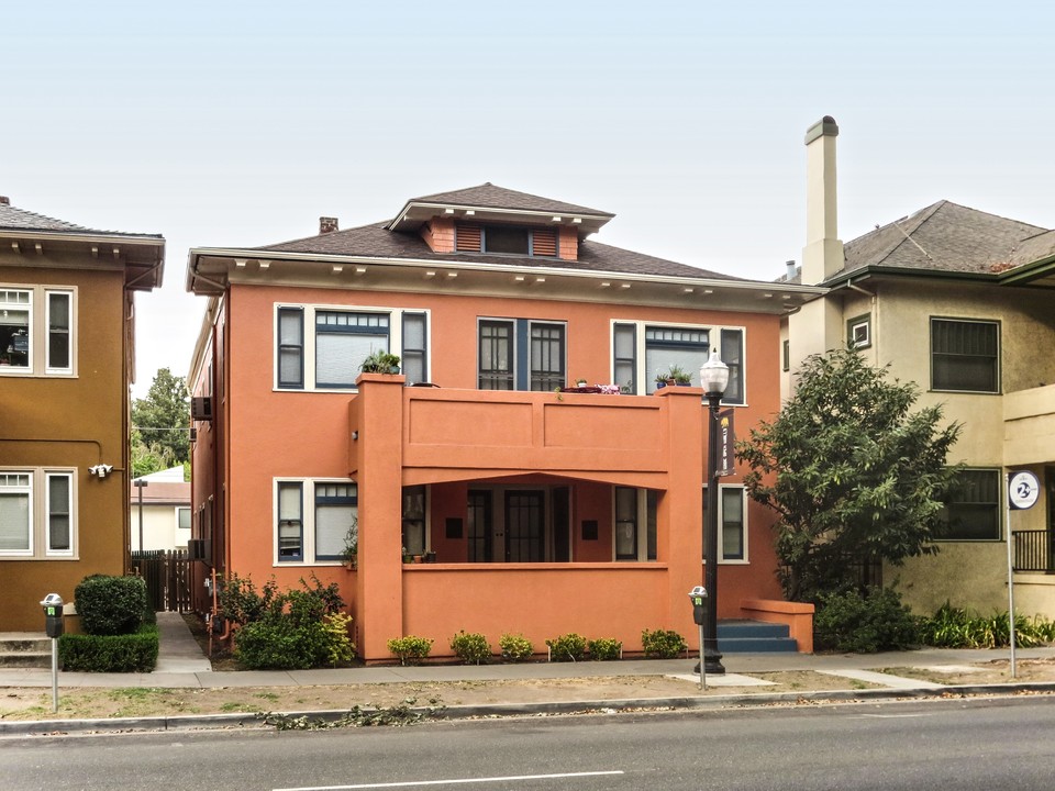 2221 J St in Sacramento, CA - Building Photo