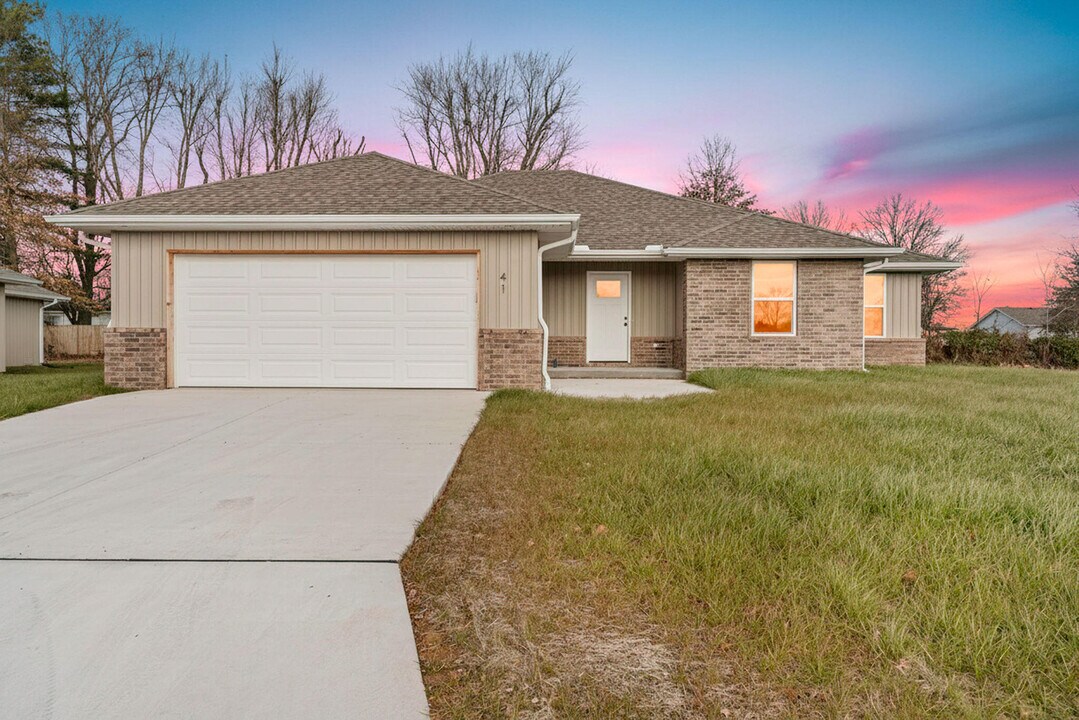 41 Whitley Ln in Monett, MO - Building Photo