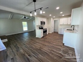 2270 Fairburn St in Pensacola, FL - Building Photo