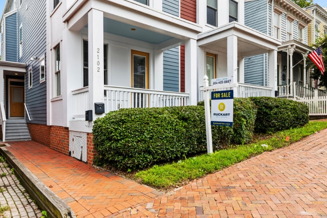 2102 E Broad St in Richmond, VA - Building Photo - Building Photo