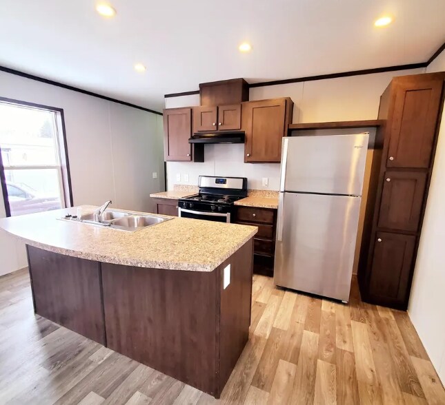 7028 Bayview Dr in Fair Haven, MI - Foto de edificio - Building Photo