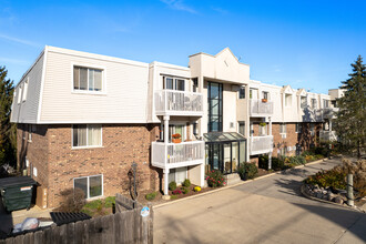 Lakeside Condominiums in Wauconda, IL - Building Photo - Building Photo