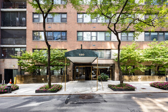 220 E 67th St in New York, NY - Building Photo - Building Photo