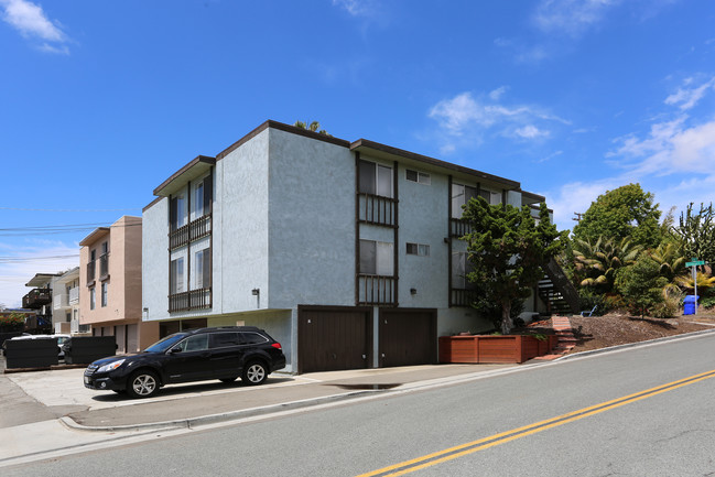 2088 Montgomery Ave in Cardiff By The Sea, CA - Building Photo - Building Photo