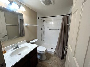 1818 E Shorewood Blvd, Unit 310 in Shorewood, WI - Building Photo - Building Photo