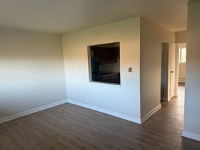 2525 E Ballard Rd, Unit 203 in Des Plaines, IL - Building Photo - Building Photo