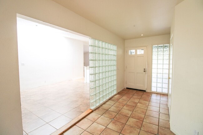 299 Albert Dr in San Luis Obispo, CA - Foto de edificio - Building Photo