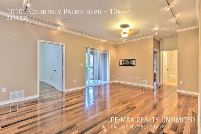 10105 Courtney Palms Blvd in Tampa, FL - Building Photo - Building Photo