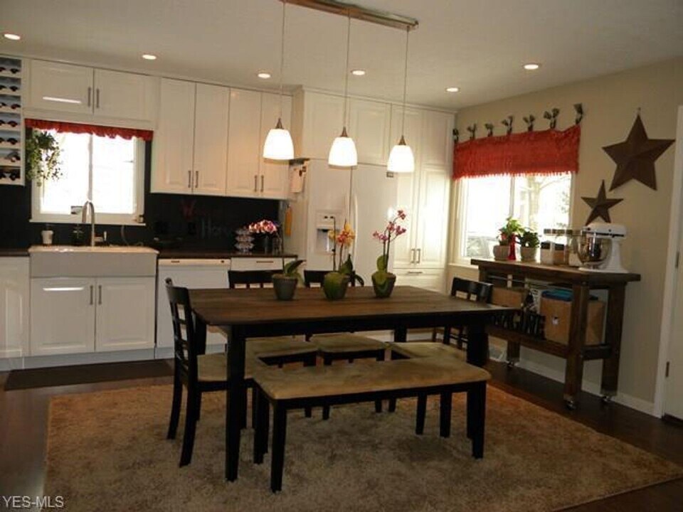 994 Moneta Ave in Aurora, OH - Building Photo