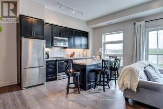 555 William Graham Dr in Aurora, ON - Building Photo - Building Photo