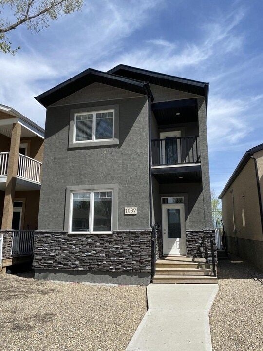 1067 Lindsay St in Regina, SK - Building Photo