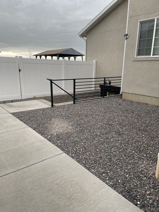 1413 W Valley Dr in Lindon, UT - Foto de edificio