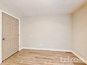 6127 Larchbrook Dr in Houston, TX - Foto de edificio - Building Photo