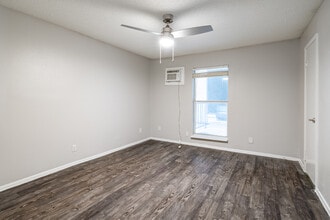 Flats at Wellington in Austin, TX - Building Photo - Interior Photo
