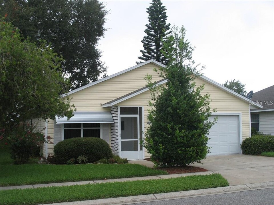 1962 Golden Palm Cir in Tavares, FL - Building Photo