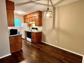 1107 N Locust St in Denton, TX - Foto de edificio - Building Photo