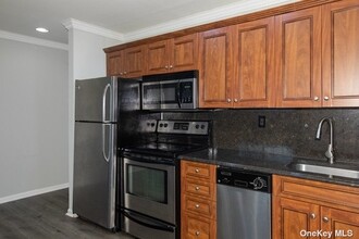395 Great East Neck Rd-Unit -395D in West Babylon, NY - Building Photo - Building Photo