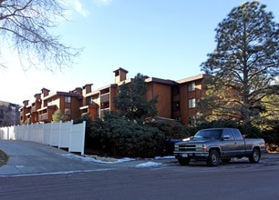 Skyway Condominiums in Colorado Springs, CO - Foto de edificio - Building Photo
