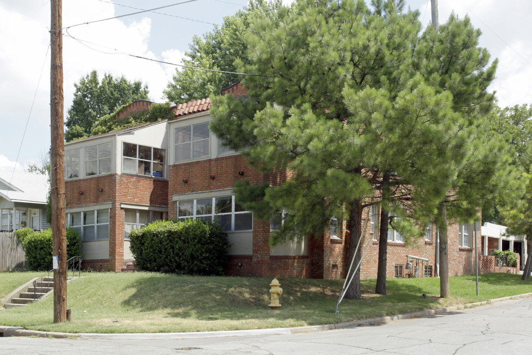 2002 E 12th St in Tulsa, OK - Foto de edificio