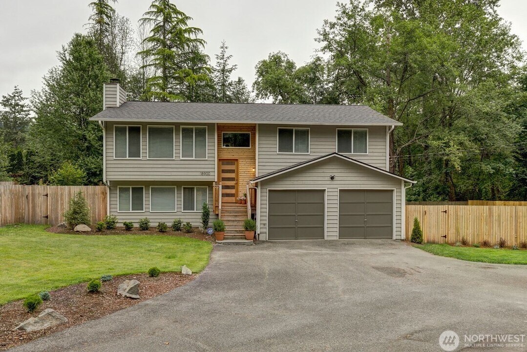 18900 32nd Ave NE in Lake Forest Park, WA - Building Photo