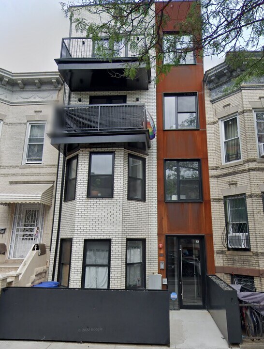 339 Cornelia St in Brooklyn, NY - Building Photo