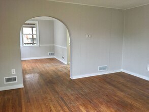 8664 Oak Rd in Parkville, MD - Foto de edificio - Building Photo