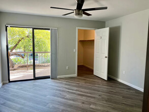 9460 E Mission Ln, Unit 211 in Scottsdale, AZ - Building Photo - Building Photo