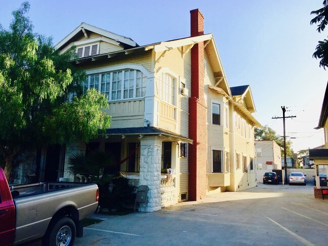 3023 S Budlong Ave in Los Angeles, CA - Foto de edificio - Building Photo