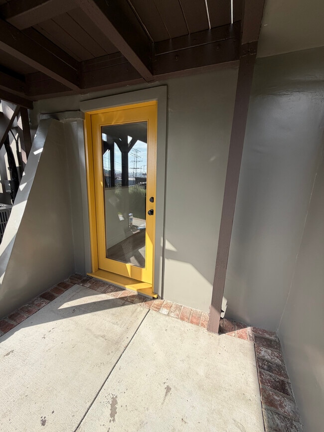 2111 Montana St in Los Angeles, CA - Foto de edificio - Building Photo