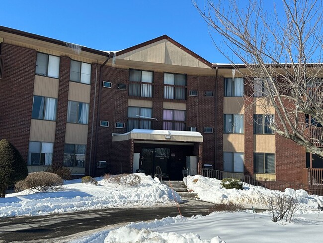 1312 Cromwell Hills Dr in Cromwell, CT - Building Photo - Building Photo