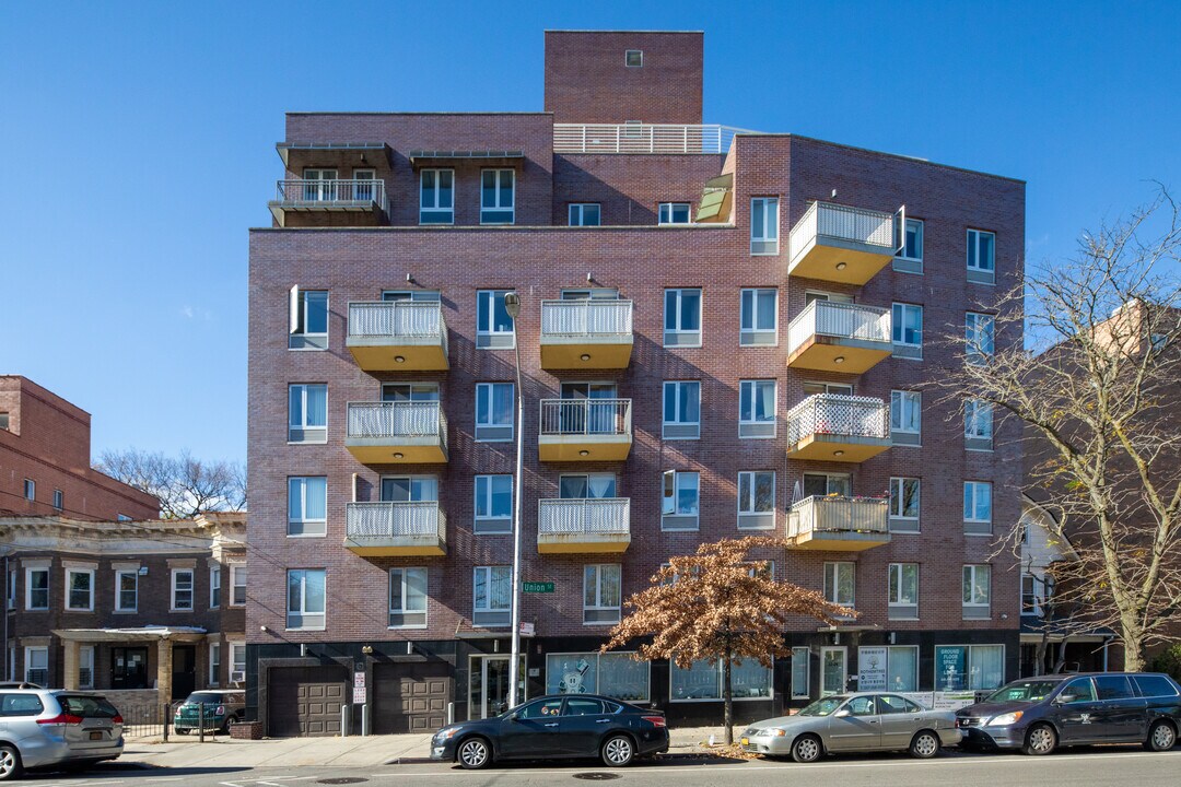 3226 Union St in Flushing, NY - Building Photo