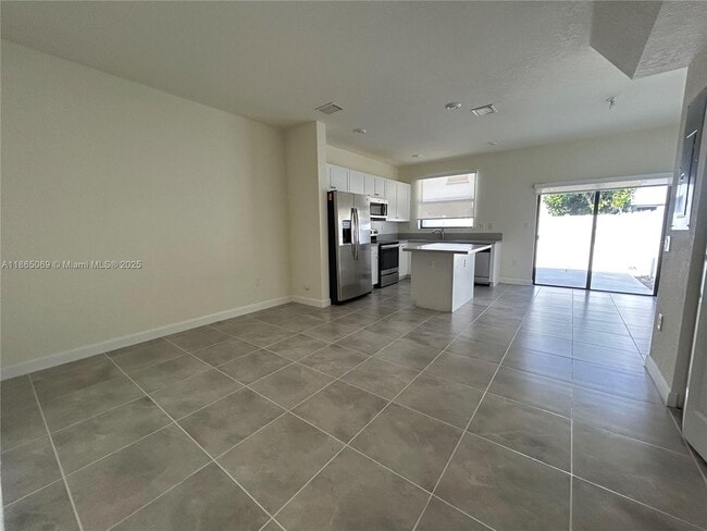 10622 W 33rd Way in Hialeah, FL - Building Photo - Building Photo