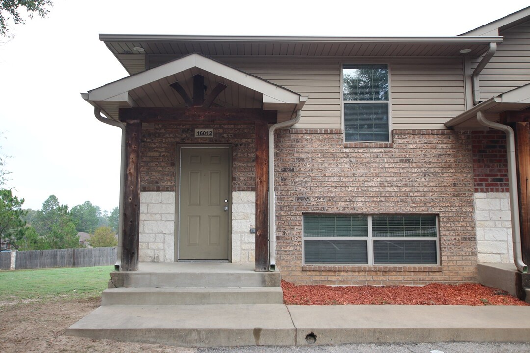 18011 Loring Ln in Lindale, TX - Building Photo