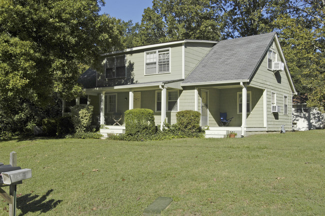 989 Lanier Ave in Gainesville, GA - Foto de edificio - Building Photo