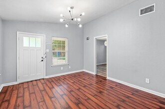 7617 Meador Ave in Austin, TX - Foto de edificio - Building Photo